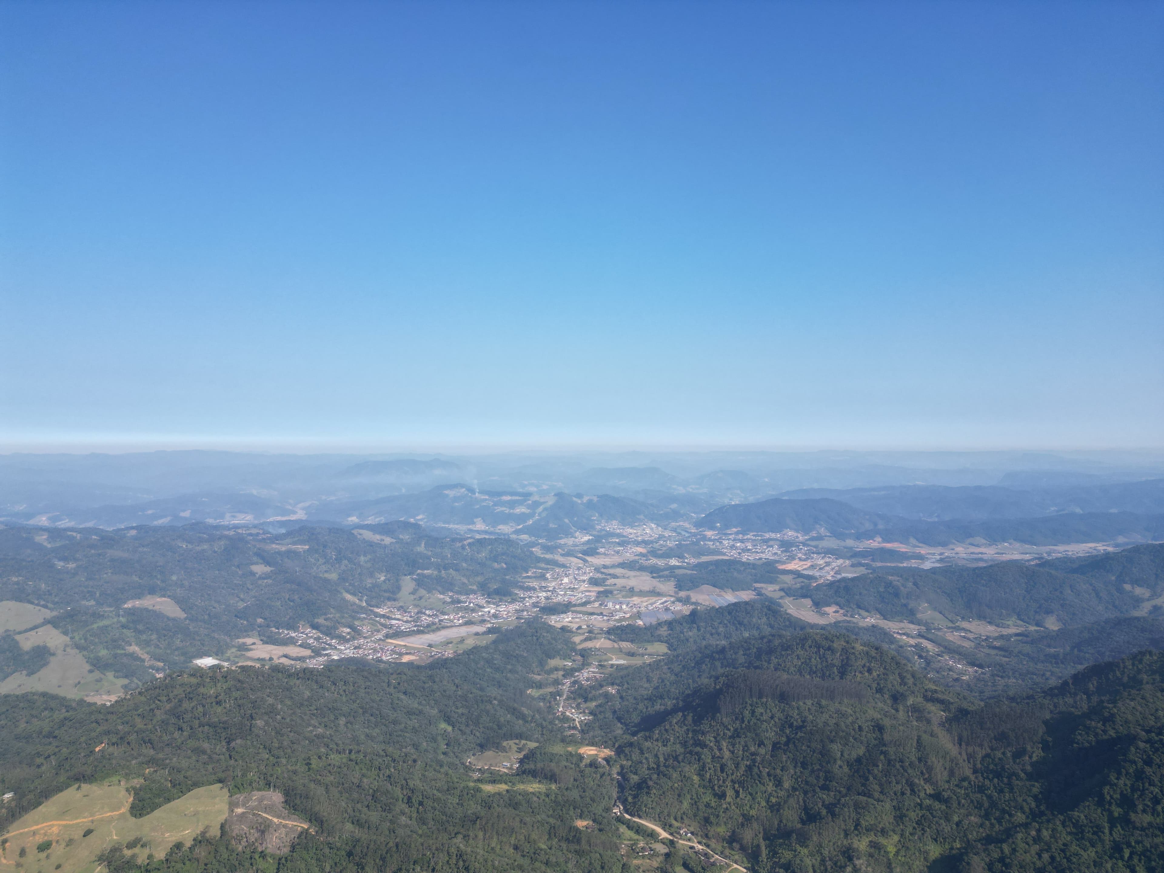 Vista panorâmica das montanhas do Vale do Itajaí ao amanhecer